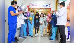 Madre dona riñón a hija que luchó 5 años contra enfermedad: "Eres mi héroe y una supermamá"