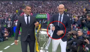Zinedine Zidane y el tremendo blooper que cometió al cargar el trofeo de la Champions League