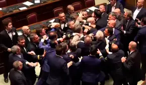 Diputados se agarran a golpes en Parlamento italiano: uno tuvo que ser evacuado en silla de ruedas