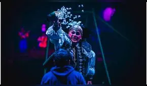 Circo de Agua: Espectáculo acuático presenta un barco, piratas y sirenas bajo la carpa