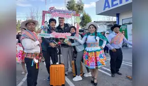 Huaylarsh y Santiago en la recepción de turistas que arribaron al aeropuerto de Jauja
