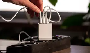 ¿Enchufas varios aparatos en casa? Así puedes evitar que se malogren si se produce un cortocircuito