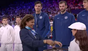 ¡La Zurda de Oro presente en París 2024! Cecilia Tait entregó medallas en premiación de vóley masculino