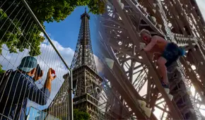 Hombre escala Torre Eiffel y es detenido previo a la ceremonia de clausura de Paris 2024