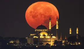 Las mejores imágenes de la superluna azul de agosto 2024 y por qué se vio roja en algunos lugares del mundo