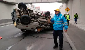 Accidente en Línea Amarilla: chofer pierde el control de camión y termina volcado en medio de la vía