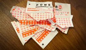 Estadounidense gana lotería de US$50.000, va a cobrar su premio y trabajador de Powerball rompe el ticket sin motivo