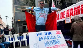 El maestro peruano del Sutep que se encadenó a una cruz de madera por 48 horas: estas son sus exigencias