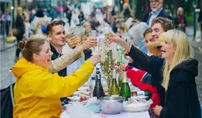 Así es el país de Europa elegido como el más feliz del mundo por séptima vez consecutiva: sueldos de 4500 euros