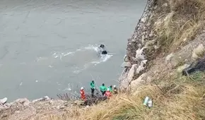 Vehículo se despista y cae a río Mantaro con pasajeros a bordo: Policía trabaja para recatara los cuerpos Vehículo se despista y cae a río Mantaro con pasajeros a bordo: Policía trabaja para recatara los cuerpos