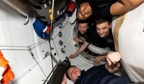 Regresan 4 astronautas a la Tierra, luego de retrasos por una nave de SpaceX y el huracán Milton
