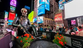Catrinas gigantes adornan Times Square en celebración del Día de los Muertos en Estados Unidos