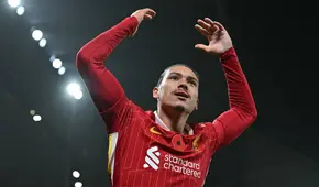 Liverpool es el único puntero de la Premier League: venció 2-0 a Aston Villa en Anfield