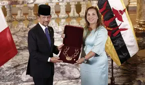 Dina Boluarte condecora al sultán de Brunéi con el Gran Collar de la Orden El Sol del Perú