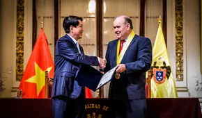 Alcalde Rafael López Aliaga se olvida que criticó al comunismo y condecora al presidente socialista de Vietnam