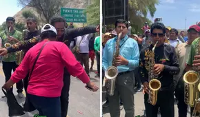 Orquesta musical realizó show en plena carretera para cruzar vía bloqueada: “Todo sea por pasar”