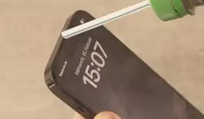 ¿Necesitas limpiar tu celular del polvo? Con este popular 'truco de la cañita' lo harás al instante