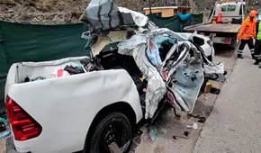 Roca se desprende de cerro y mata a 2 personas que iban en una camioneta por la Carretera Central