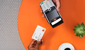 ¿Cómo se protegen los pagos en línea con IA y el análisis de comportamiento para evitar fraudes?