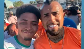 Futbolista de Liga 1 se luce con Arturo Vidal en actividad navideña en Chile: "Con el 'King'"