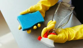 Este es el producto de limpieza del hogar que libera millones de microplásticos en cada uso diario, según estudio