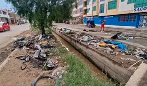 Acumulación de basura desborda acequia en Chiclayo: varias calles quedaron inundadas