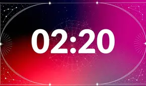 ¿Qué significa ver la hora espejo 02:20 en el reloj?