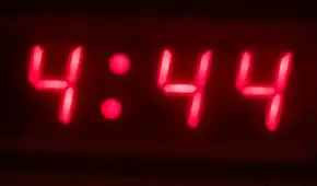 ¿Qué significa ver la hora espejo 4:44 en el reloj?