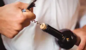 5 trucos para abrir una botella de vino sin sacacorchos en las fiestas