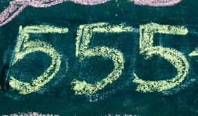 ¿Qué significa ver la hora espejo 5:55 en el reloj?