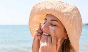 ¿Sabes protegerte del sol? Descubre los 10 errores más comunes y aprende cómo evitarlos en vacaciones
