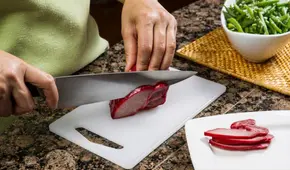 Este utensilio presente en todas las cocinas libera millones de microplásticos en cada uso, según estudio