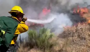 Con leche y cerveza: el peculiar método que utilizó el jefe de bomberos de California para salvar 2 casas