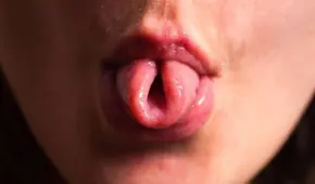 El sorprendente significado de poder curvar la lengua, según expertos en psicología: podría ser un indicador del coeficiente intelectual
