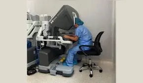 Hospital Dos de Mayo salva a pacientes con ayuda de cirugía robótica