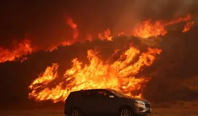 Incendio ‘Hughes’ arrasa el norte de Los Ángeles y obliga a evacuar a 31 mil personas en California
