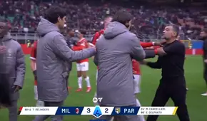 DT de Milan casi se va encima de su propio jugador pese a ganar el partido: otros futbolistas tuvieron que agarrarlo