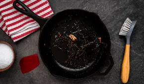 Estudio revela que las sartenes de teflón liberan miles de microplásticos por cada arañazo
