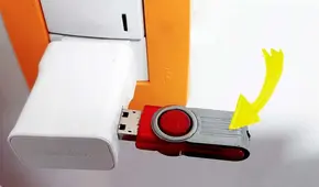 ¿Qué sucede si conectas una memoria USB al cargador del smartphone y lo enchufas a la corriente?