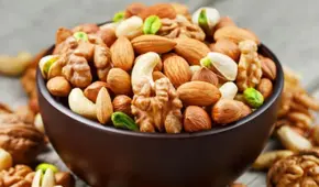 El fruto seco rico en fibra que pocos conocen, pero regula el azúcar en sangre y combate la diabetes: ni las almendras ni las nueces