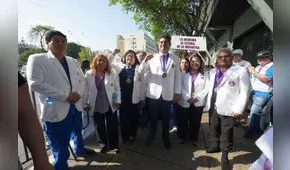 CMP realiza plantón para exigir la derogación de la ley que permite actos médicos a odontólogos