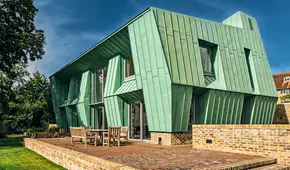 Esta casa fue construida con cobre y placas solares para eliminar la huella de carbono: "Una central eléctrica"