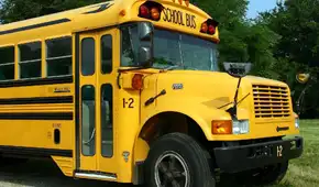 Nueva York: muere una joven tras choque entre un auto Mercedes-Benz y un bus escolar sin niños en Brooklyn