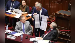 Elecciones 2026: Jefe de la ONPE, Piero Corvetto, muestra en el Congreso el tamaño de la cédula de votación