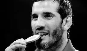 Hallan sin vida a campeón olímpico y leyenda de lucha libre: cayó de segundo piso de edificio accidentalmente en Rusia