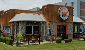 Polémica en Ohio: mujer escribe amenaza xenófoba a mesero de restaurante mexicano y la despiden de su trabajo