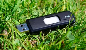 ¿Por qué no debes utilizar una memoria USB que hallaste tirada en la calle? Esto puede pasarle a tu PC