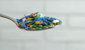 Los 5 alimentos más contaminados con microplásticos que ingerimos involuntariamente