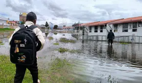 Estudiantes inician clases con patio y aulas inundadas tras fuertes lluvias en Puno