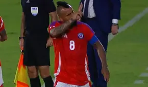 Arturo Vidal enfrenta a hinchas paraguayos con provocador gesto y les recuerda que fue campeón de América